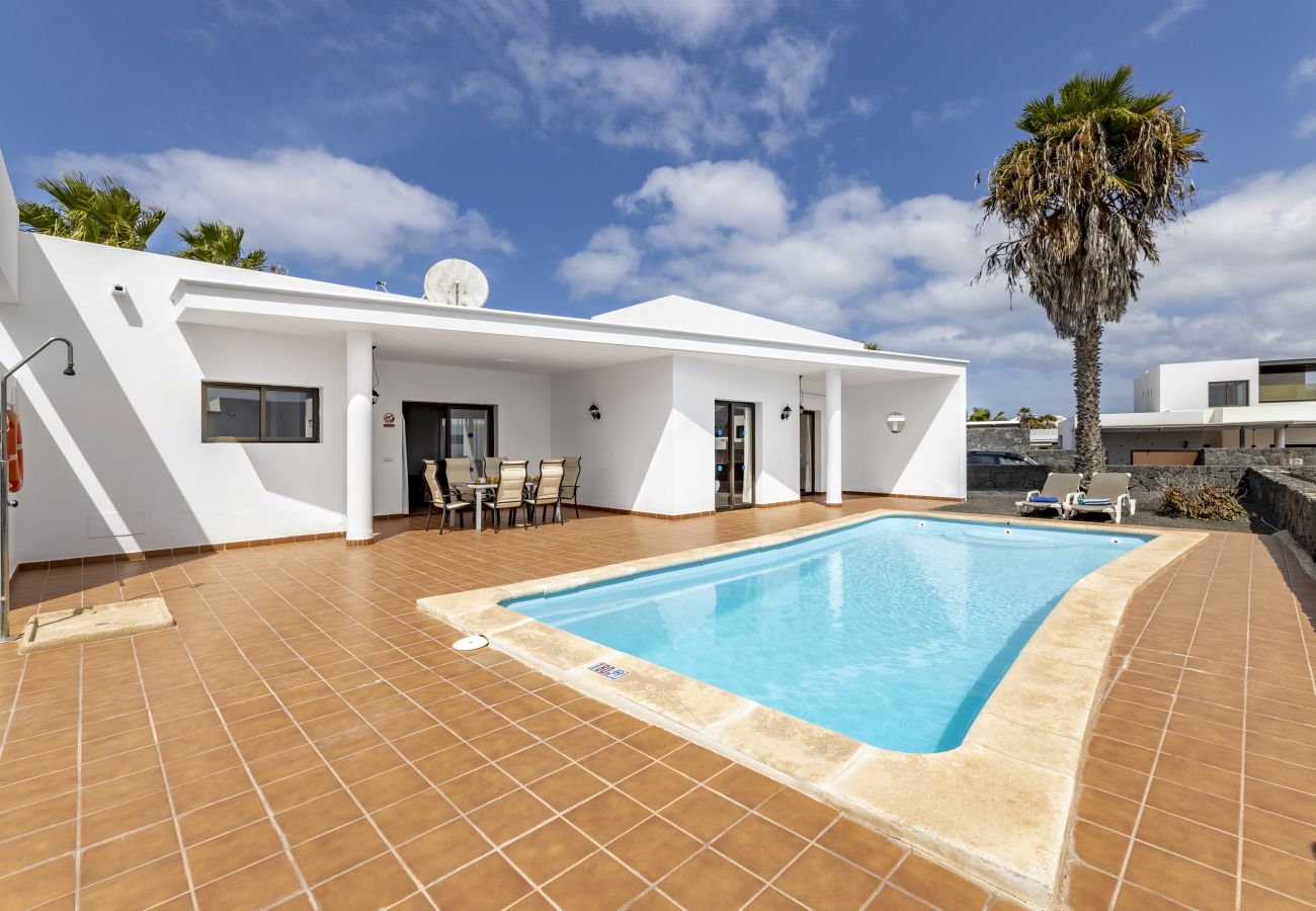 Villa in Playa Blanca - Villa Dafne by Escape Home