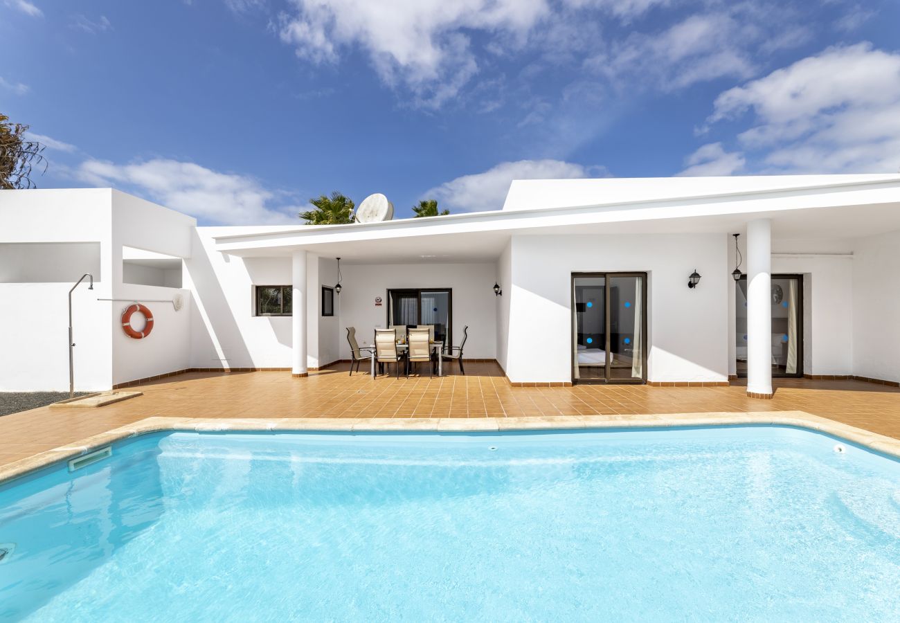 Villa in Playa Blanca - Villa Dafne by Escape Home